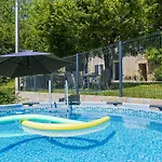 Hébergement de vacances Tranquil In With Pool *