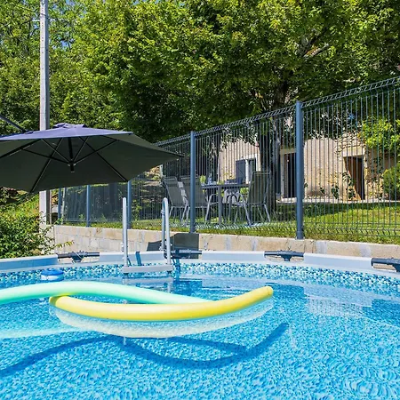 Hébergement de vacances Tranquil In With Pool *