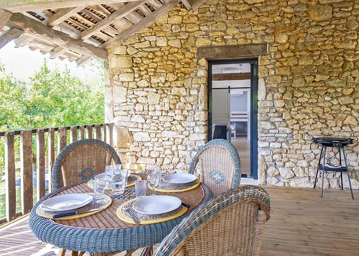 Tranquil In With Pool Hébergement de vacances *