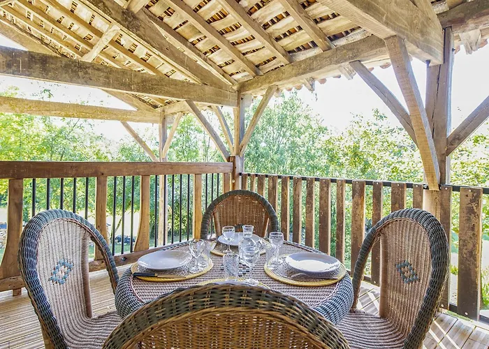 Tranquil In With Pool Hébergement de vacances *