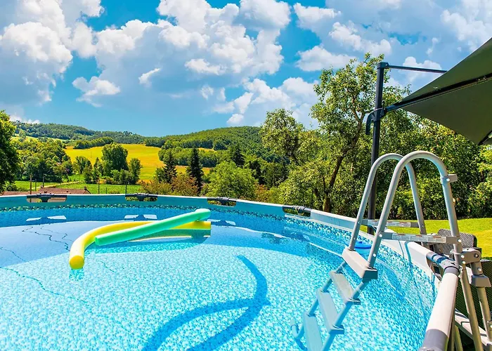 Tranquil In With Pool Hébergement de vacances *