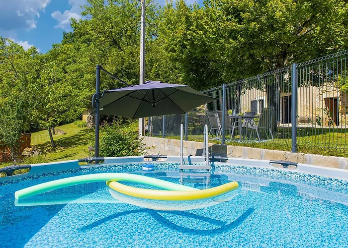 Hébergement de vacances Tranquil In With Pool *