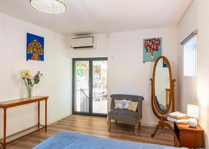 Tranquil In With Pool Hébergement de vacances *