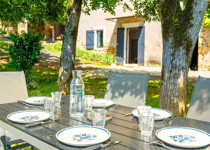 Tranquil In With Pool Hébergement de vacances *