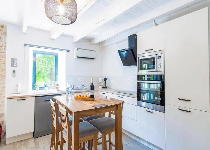 Tranquil In With Pool Hébergement de vacances *